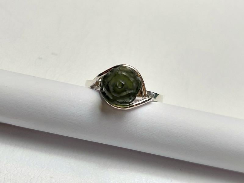 Strieborný prsteň s vyrezanou ružou z vltavínu - Šperky