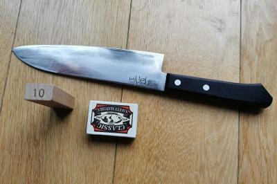 Kvalitní  Japonský kuchyňský nůž  s podpisem nožíře