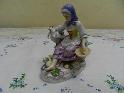 Krásná velmi stará porcelánová Figurka Žena se Slepicí a Kuřátky