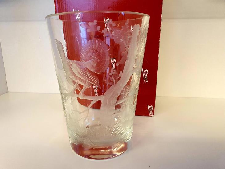 Moser sklo,,,rytá váza s tetřevem....staré přes 60 let!!!! - Starožitné sklo