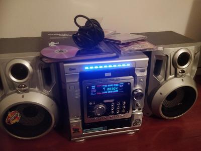 LG Karaoke set stříbrný + mikrofon, přehravač kazet / CD / DVD + rádio