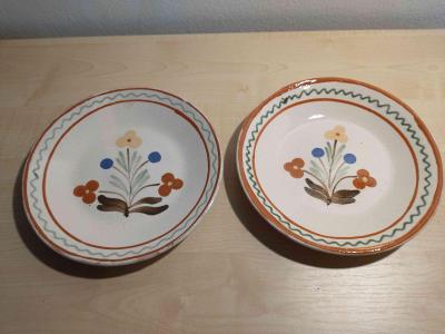 dva keramické talíře na pověšení