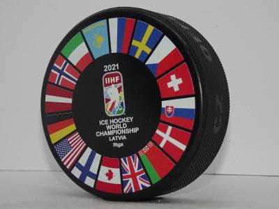 OFICIÁLNÍ suvenýrový IIHF HOKEJOVÝ PUK MS 2021 Riga LOTYŠSKO - vlajky
