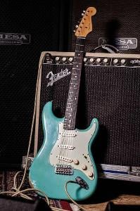 Fender Stratocaster - dekorační kovová cedule zesilovač + kytara