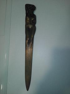 Starý mosazný nůž na dopisy. Reliéf ženy