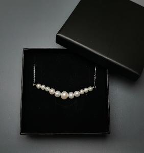 Náramek Pearls&Color. Stříbro, přírodní perly. PC: 1290 Kč. (D-KQ4867)