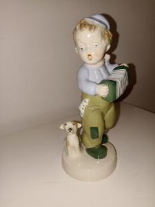 porcelánová soška chlapec s harmonikou
