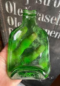 Zelená skleněná láhev jako závěsná dekorace na zeď