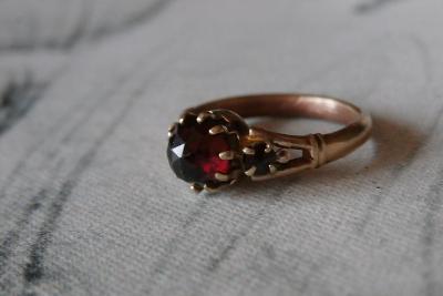 Starožitný prsten s českými granáty
