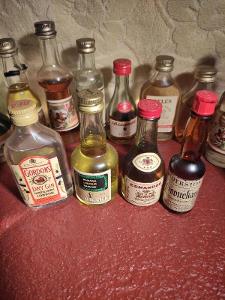 Sbírka miniatur alkoholu