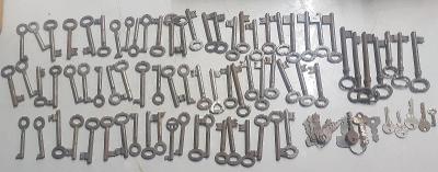 Staré klíče - 90 ks, aukce od 1Kč