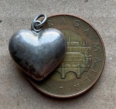 Staré stříbrné srdce Ag foukané stříbro větší medailon přívěšek patina