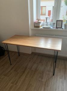 Dubový stůl v minimalistickém stylu