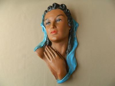 Závěsný art deco reliéf - dáma s modrým šátkem
