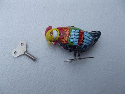 Stará hračka - Plechová slepička na klíček