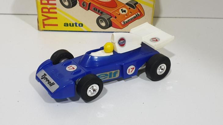 ITES - staré autíčko na autodráhu - Tyrrell - TOP  - Starožitné hračky