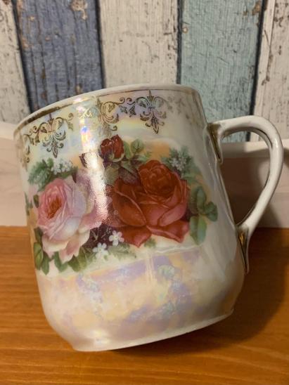 Staré perleťové kafáče s růžemi 2 kusy - Starožitné porcelánové hrnky, šálky a koflíky