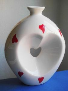 Srdíčková váza (keramika, výška 29 cm)