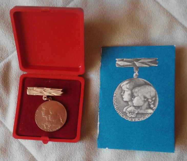 Bronzová medaile "Za socialistickou výchovu" v etui.