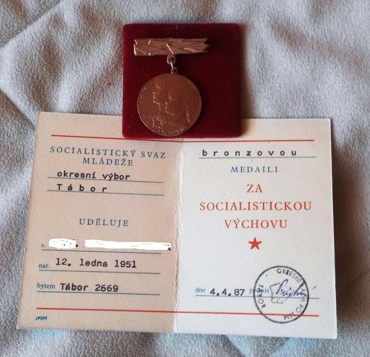 Bronzová medaile "Za socialistickou výchovu" v etui.