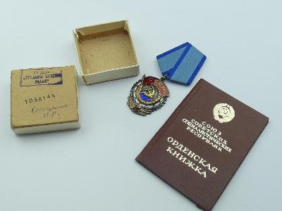 Ruská medaile s udělovací knížkou v původní darovací krabičce