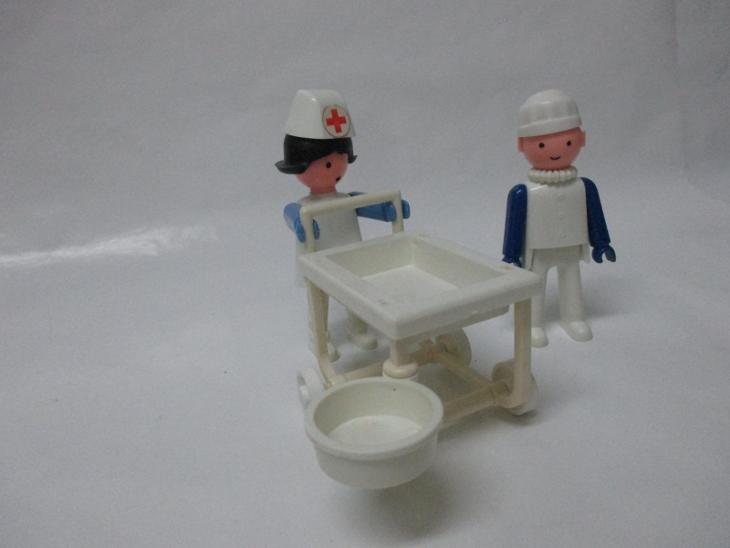 Retro Igráčci Zdravotní sestra s vozíkem a lékař Igra ČSSR