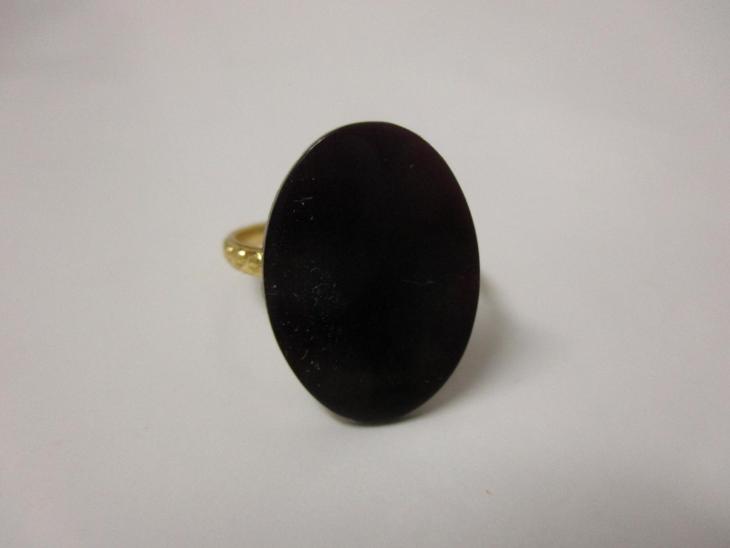 Dětský prstýnek se skleněným černým kamenem z pouti ČSSR   - Starožitnosti a umění