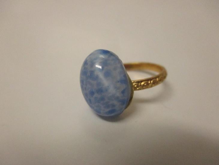 Dětský prstýnek se skleněným modrým kamenem z pouti ČSSR  