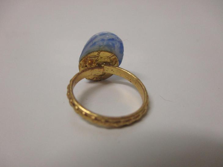 Dětský prstýnek se skleněným modrým kamenem z pouti ČSSR  
