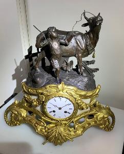 Starožitné bronzové krbové hodiny s alabastrem