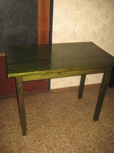 zelený dřevěný stůl