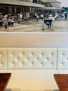 Čalouněné lavice do restaurace, celá kostra, 14,5m flexibilní lavice