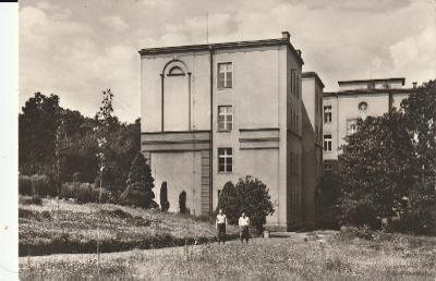 Ústí nad Labem - sanatorium Bukov, lidé v parku