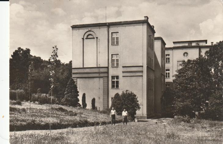 Ústí nad Labem - sanatorium Bukov, lidé v parku - Pohlednice místopis