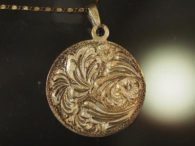 Krásný přívěsek - gravírovaný medailon na řetízku 1. republika stříbro