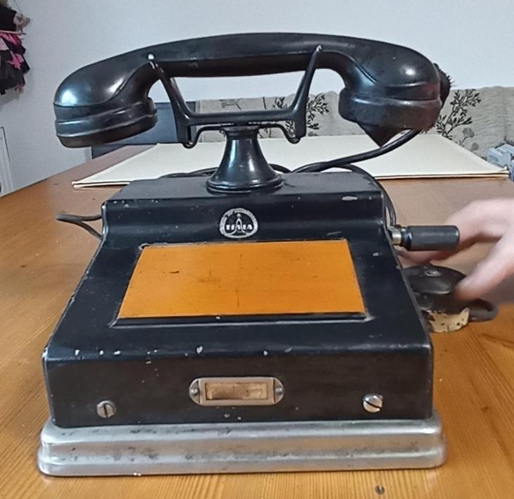 Telefon hodně starý,funkční.