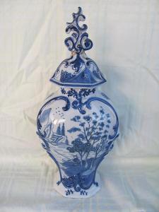 Váza s víkem,Holandsko,poč.20.st., keramika s kobaltovou malbou