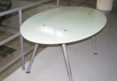 Skleněný oválný stůl