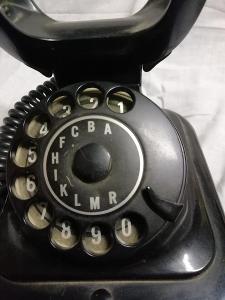Starý bakelitový telefon 