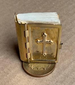 Stará malá Bible mini knížečka svatá modlitební kniha svátostka kříž 