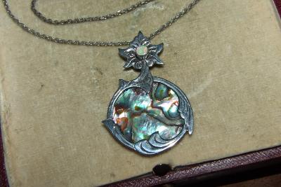 Starý elegantní stříbrný náhrdelník zdobený perletí a malým opálem