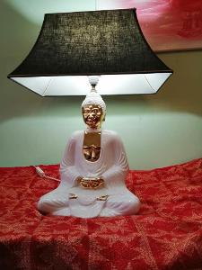 Nevšední lampa Budha