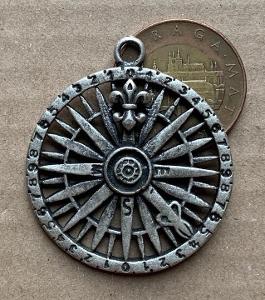 Starý medailon větší kovový přívěšek zajímavý kompas lilie skaut 