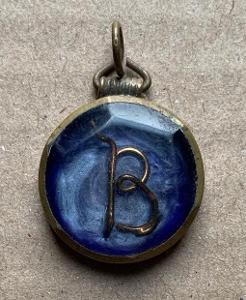 RU starý medailon přívěšek mosaz písmeno "B" zalito ve skle šatlén kov