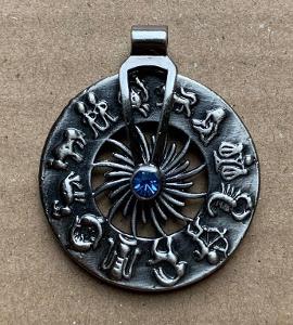 Krásný zdobený kovový medailon znamení zvěrokruh kalendář přívěšek 