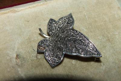 Stará zdobená stříbrná brož v podobě javorového listu s markazity