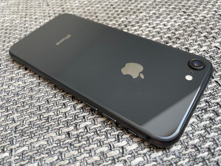 APPLE iPhone 8 64gb BLACK 100%FUNKČNÍ 98++%VZHLED jen telefon OD1KČ