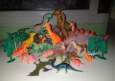 Figurky dinosaurů ( celkem 25 ks + 8 pravěkých stromů )