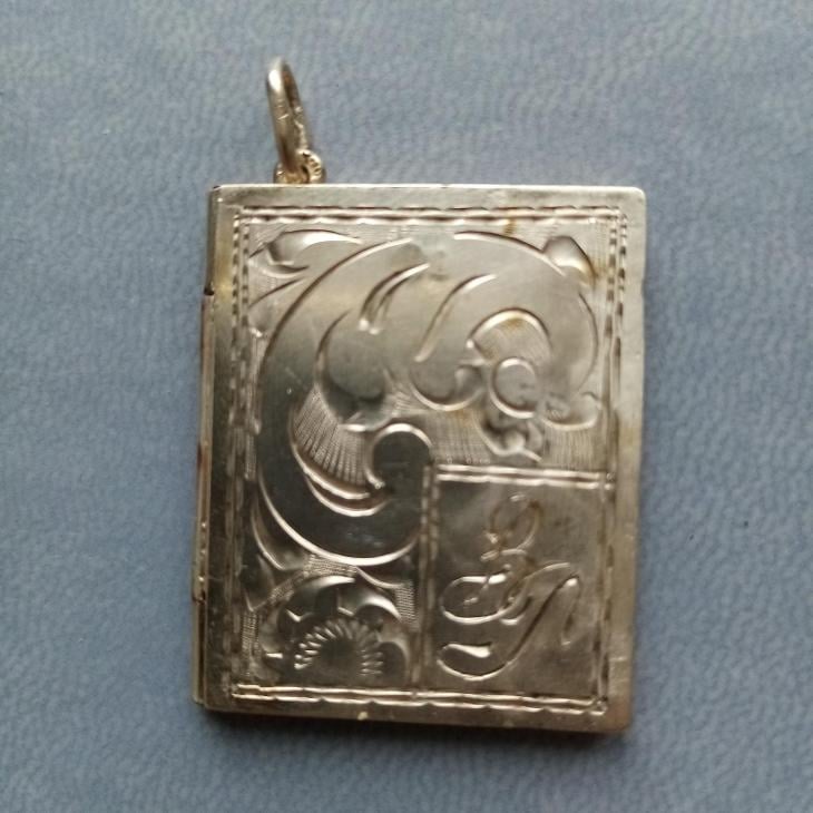 stříbrný medailon, knížka č.30 - Starožitné šperky