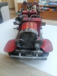 Starý model hasičského auta. 